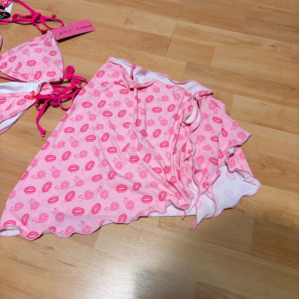 New Betsey Johnson Pink Lip-Print Bikini Set With Sarong Large - Picture 2 of 8